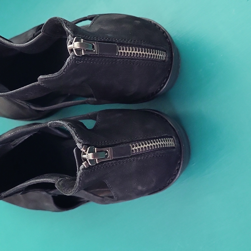LAST CHANCE: Eileen Fisher Leather Vanda Cutout Ankle Bootie - Black -9 - Picture 3 of 7